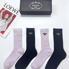 配包装 🌟【一盒4双】 🌟Prada 普拉达 经典字母logo 超薄透气中筒袜 ,ins超火爆空调袜,潮人必备 ,经典 配包装 🌟【一盒4双】 🌟Prada 普拉达 经典字母logo 超薄透气中筒袜 ,ins超火爆空调袜,潮人必备 ,经典