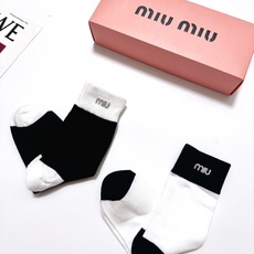 配包装 🌟【一盒2双】 🌟miumiu 缪缪 经典字母logo 纯棉中筒袜 ,ins超火爆短袜,纯棉面料,潮人必备 配包装 🌟【一盒2双】 🌟miumiu 缪缪 经典字母logo 纯棉中筒袜 ,ins超火爆短袜,纯棉面料,潮人必备