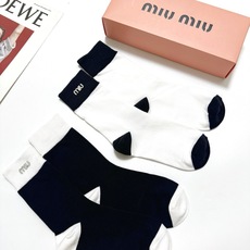 配包装 🌟【一盒2双】 🌟miumiu 缪缪 经典字母logo 纯棉中筒袜 ,ins超火爆短袜,纯棉面料,潮人必备 配包装 🌟【一盒2双】 🌟miumiu 缪缪 经典字母logo 纯棉中筒袜 ,ins超火爆短袜,纯棉面料,潮人必备