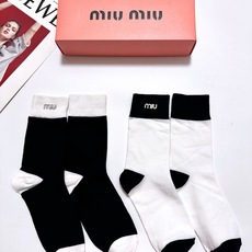 配包装 🌟【一盒2双】 🌟miumiu 缪缪 经典字母logo 纯棉中筒袜 ,ins超火爆短袜,纯棉面料,潮人必备 配包装 🌟【一盒2双】 🌟miumiu 缪缪 经典字母logo 纯棉中筒袜 ,ins超火爆短袜,纯棉面料,潮人必备
