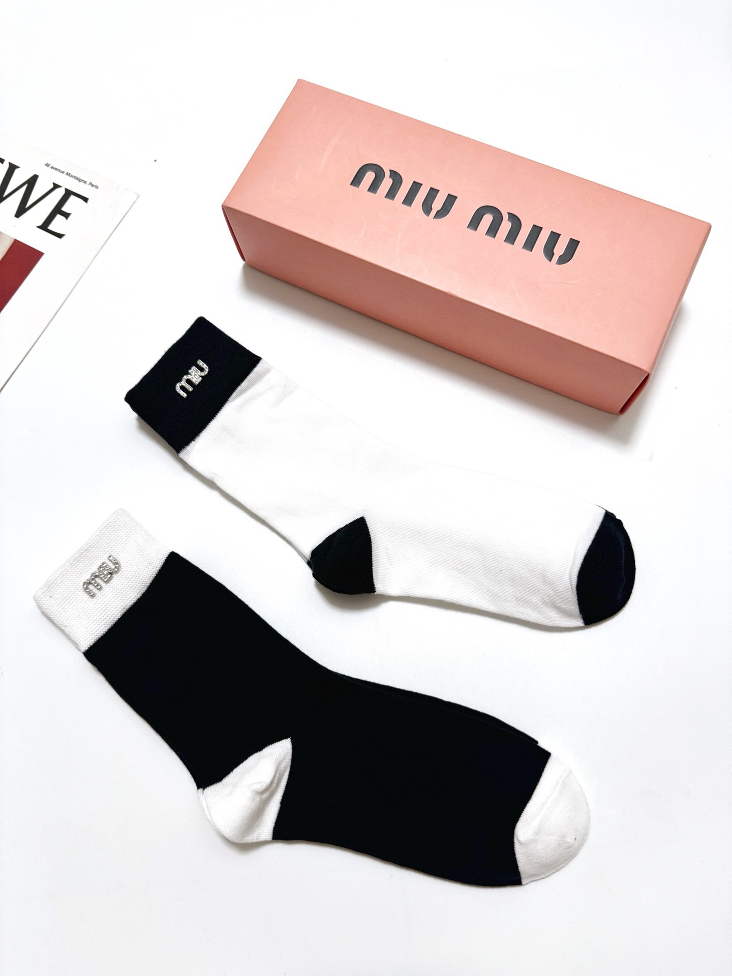 配包装 🌟【一盒2双】 🌟miumiu 缪缪 经典字母logo 纯棉中筒袜 ,ins超火爆短袜,纯棉面料,潮人必备 配包装 🌟【一盒2双】 🌟miumiu 缪缪 经典字母logo 纯棉中筒袜 ,ins超火爆短袜,纯棉面料,潮人必备