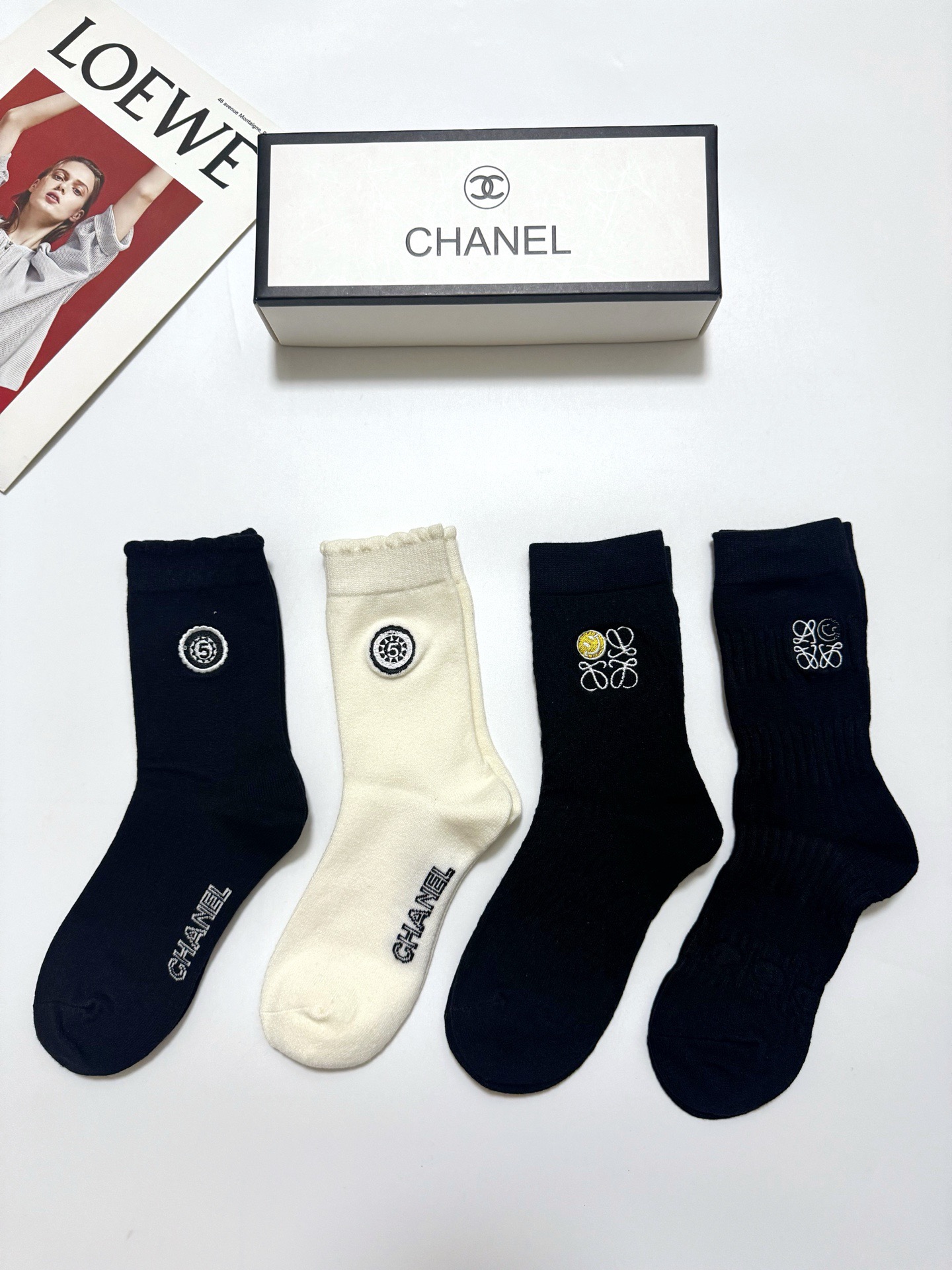 配包装 🌟【一盒4 双】  🌟Chanel 香奈儿/罗意威 经典字母logo 羊绒 中筒袜   ，ins超火爆短袜，软糯