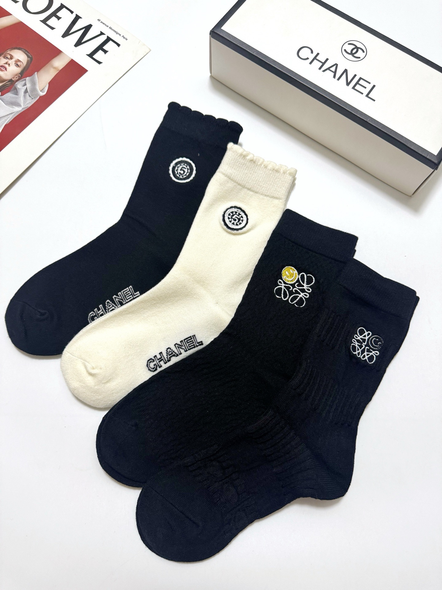 配包装 🌟【一盒4 双】  🌟Chanel 香奈儿/罗意威 经典字母logo 羊绒 中筒袜   ，ins超火爆短袜，软糯
