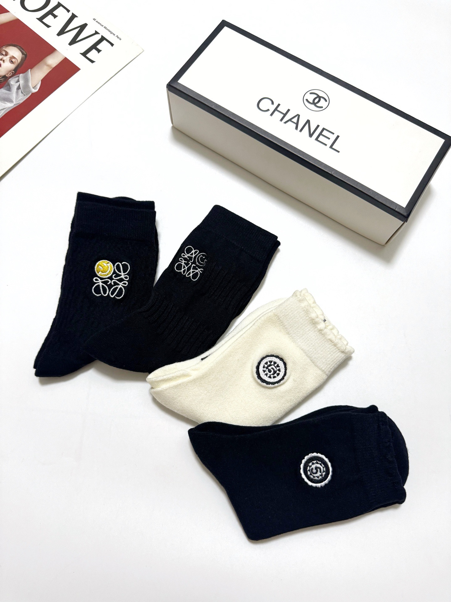 配包装 🌟【一盒4 双】  🌟Chanel 香奈儿/罗意威 经典字母logo 羊绒 中筒袜   ，ins超火爆短袜，软糯