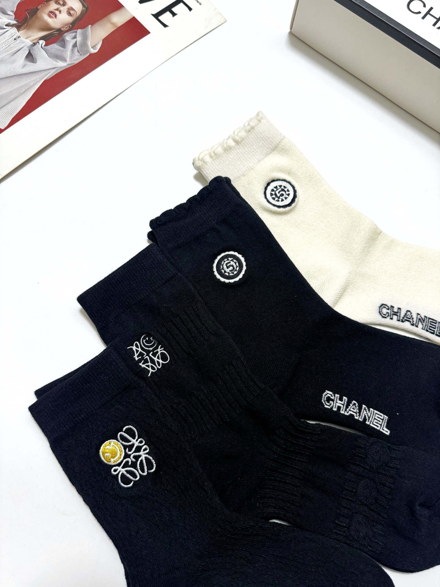 配包装 🌟【一盒4 双】  🌟Chanel 香奈儿/罗意威 经典字母logo 羊绒 中筒袜   ，ins超火爆短袜，软糯