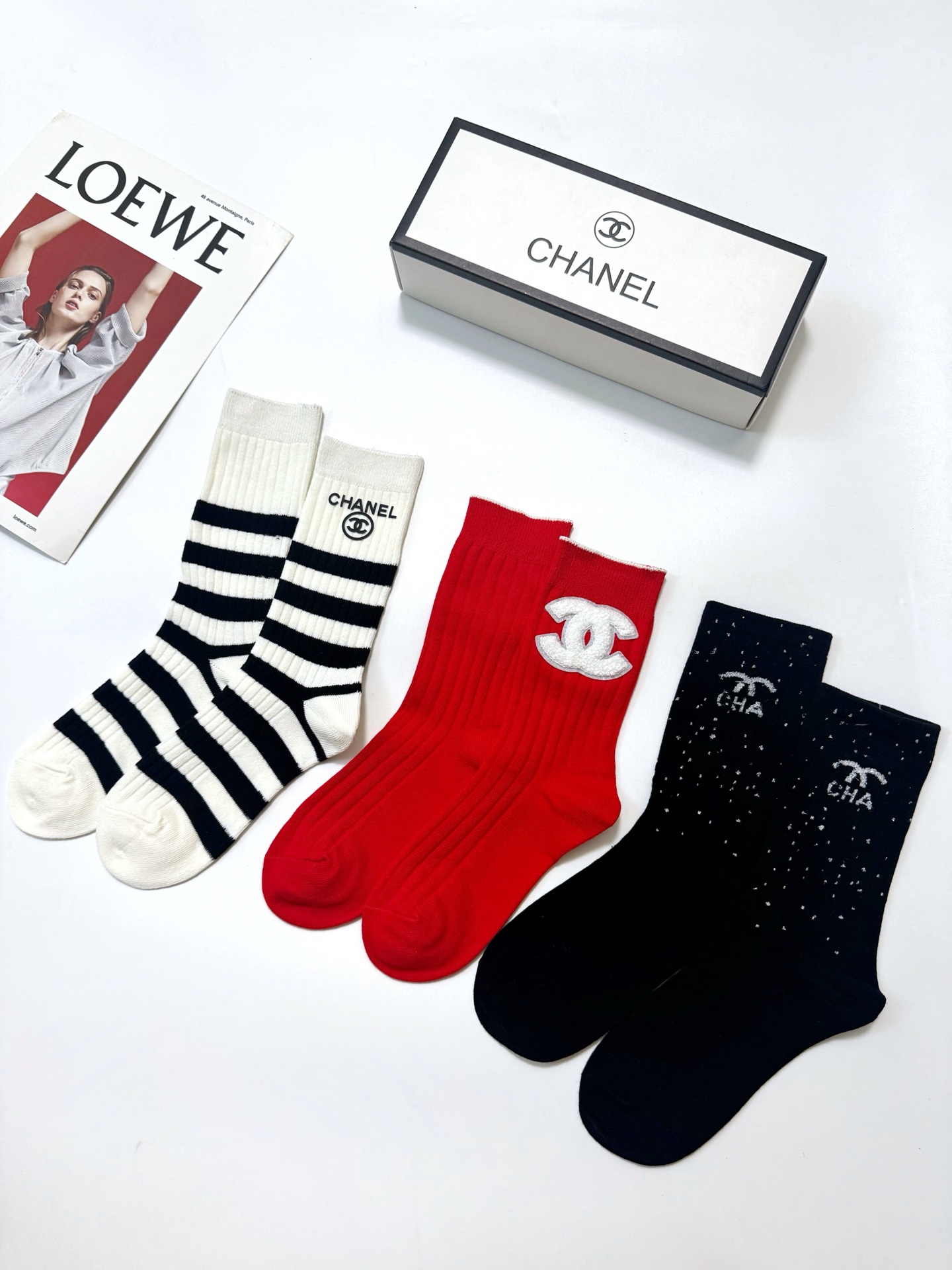 配包装 🌟一盒3双 🌟Chanel 香奈儿 经典字母logo纯棉中筒袜   🌟ins爆款！专柜在售ing 🌟好看到爆炸 