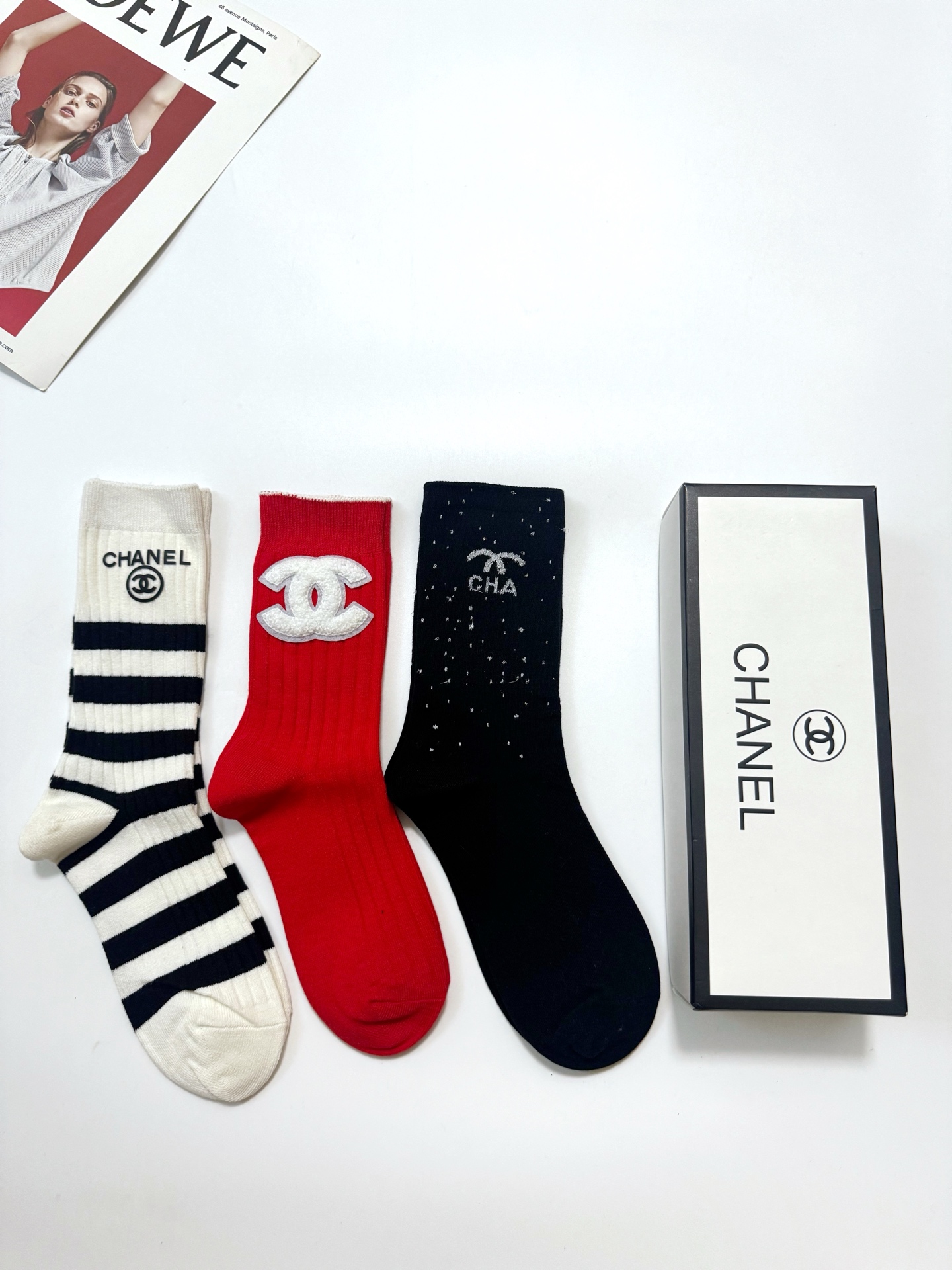 配包装 🌟一盒3双 🌟Chanel 香奈儿 经典字母logo纯棉中筒袜   🌟ins爆款！专柜在售ing 🌟好看到爆炸 