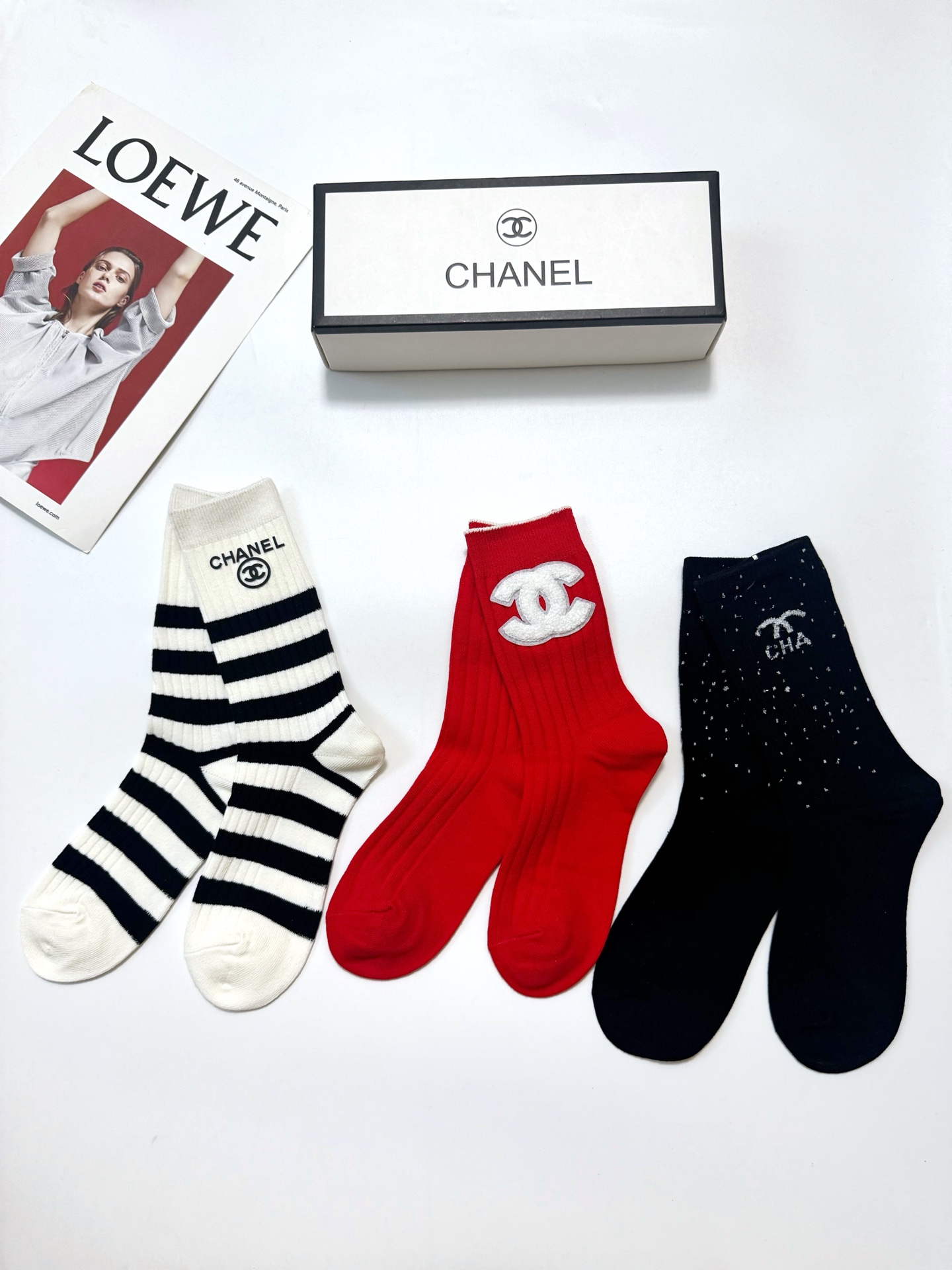 配包装 🌟一盒3双 🌟Chanel 香奈儿 经典字母logo纯棉中筒袜   🌟ins爆款！专柜在售ing 🌟好看到爆炸 