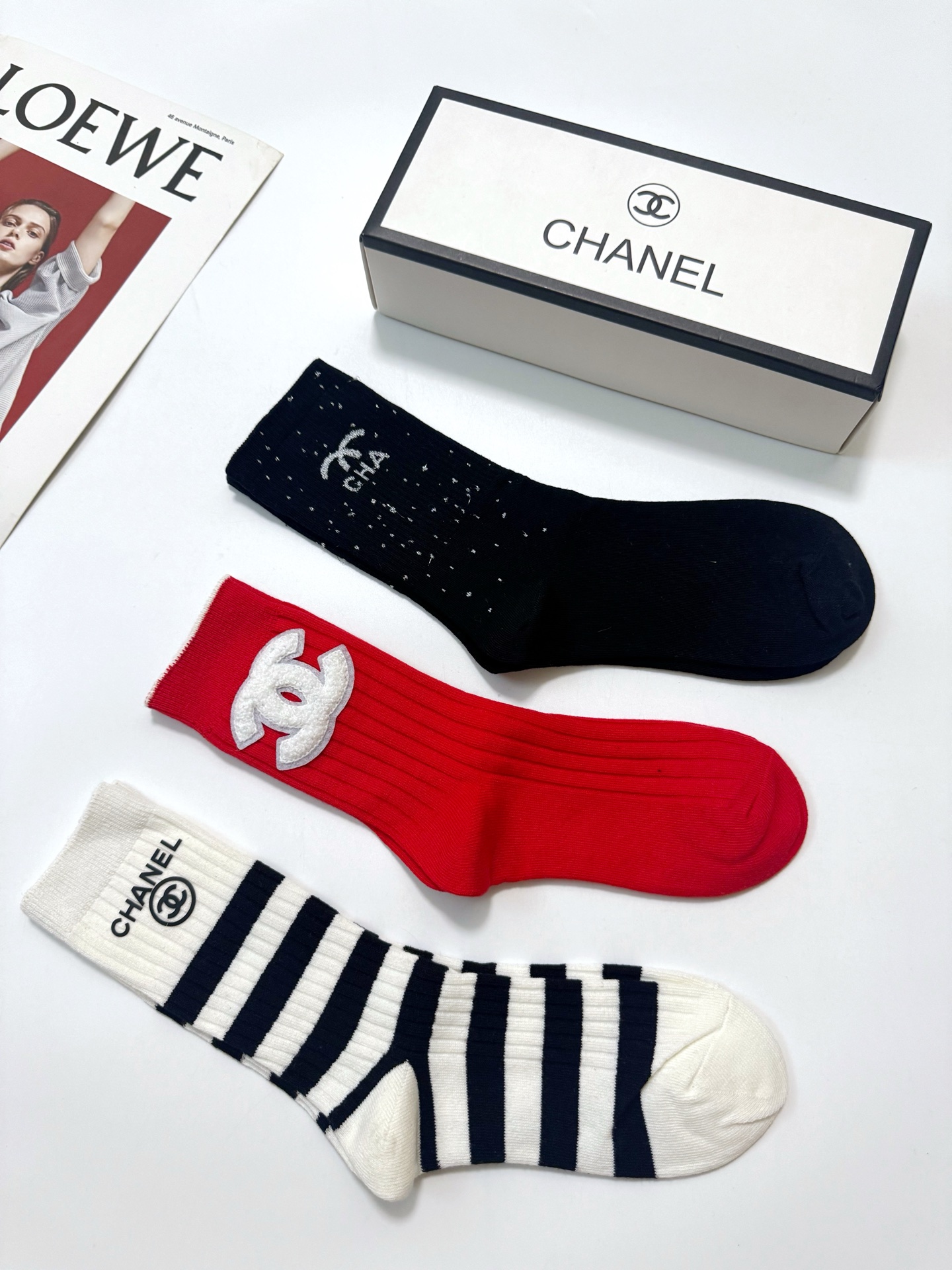 配包装 🌟一盒3双 🌟Chanel 香奈儿 经典字母logo纯棉中筒袜   🌟ins爆款！专柜在售ing 🌟好看到爆炸 
