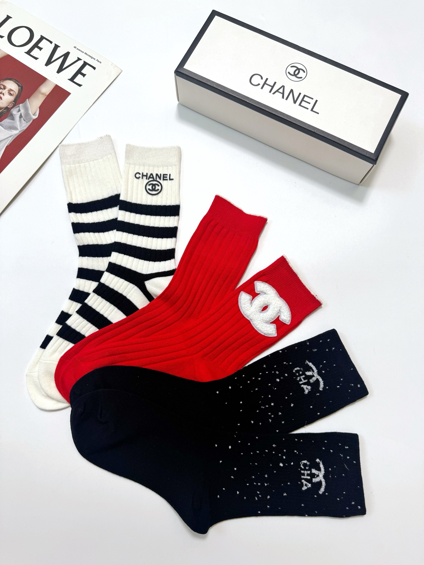 配包装 🌟一盒3双 🌟Chanel 香奈儿 经典字母logo纯棉中筒袜   🌟ins爆款！专柜在售ing 🌟好看到爆炸 
