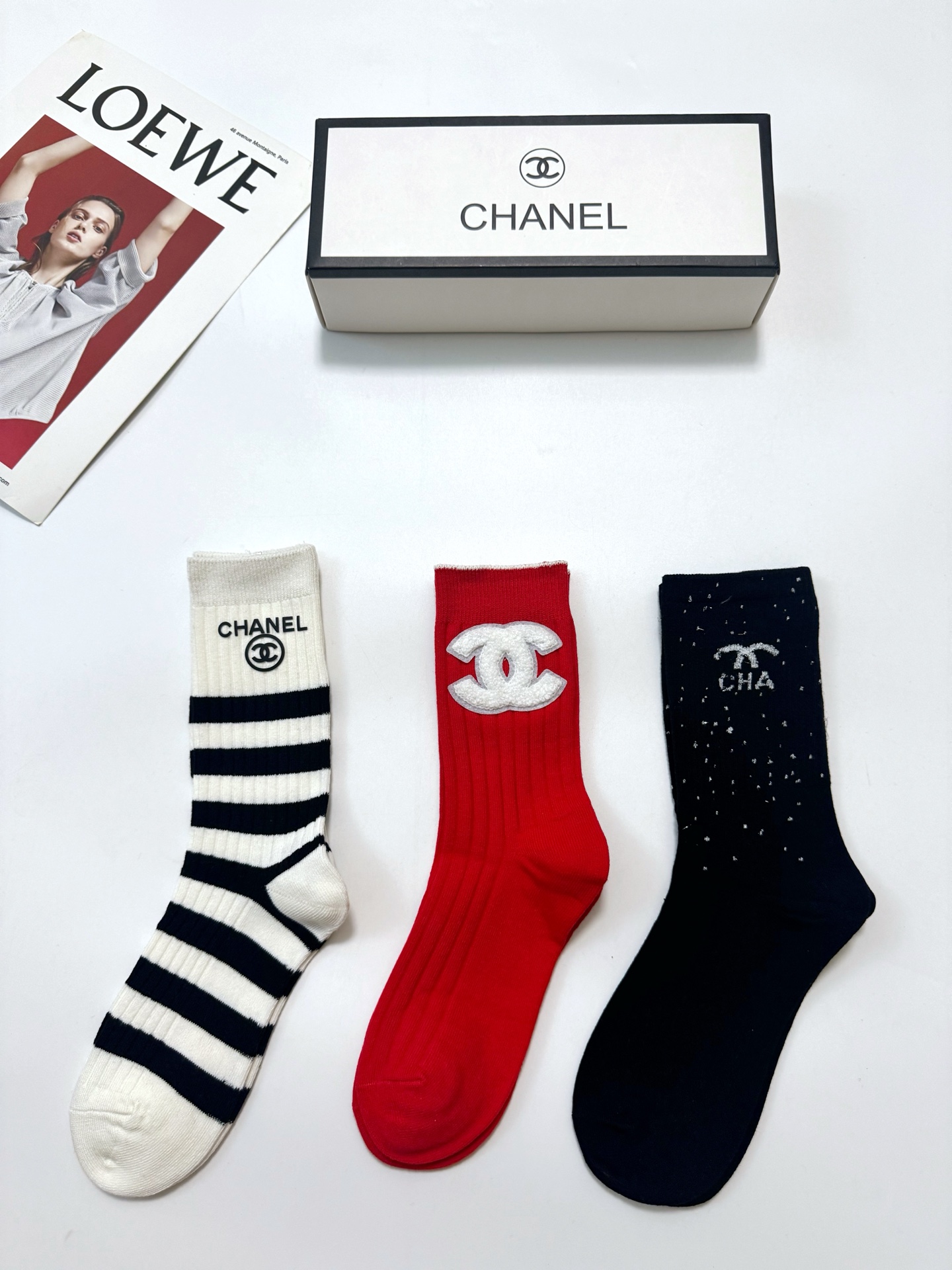 配包装 🌟一盒3双 🌟Chanel 香奈儿 经典字母logo纯棉中筒袜   🌟ins爆款！专柜在售ing 🌟好看到爆炸 