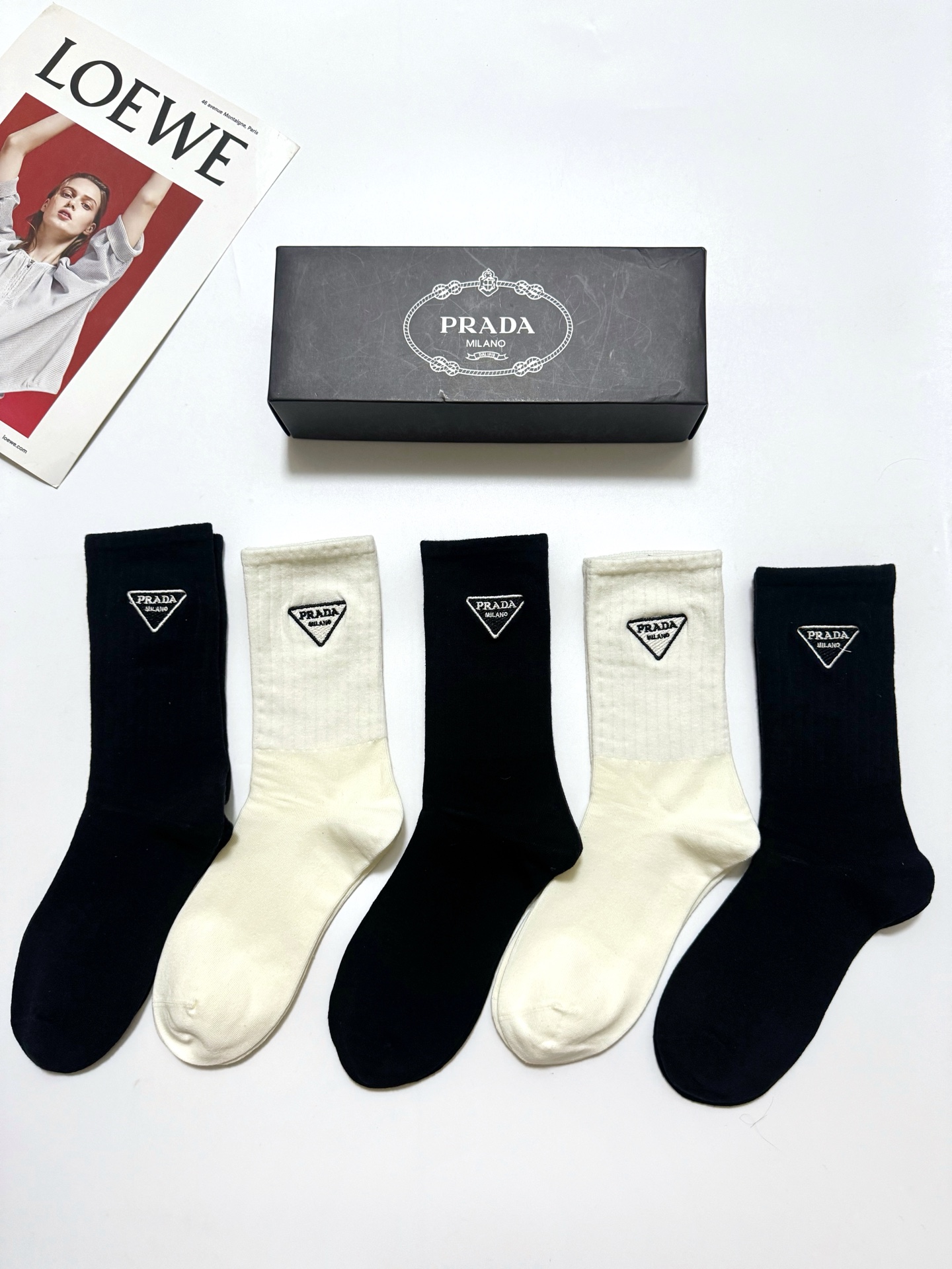 配包装 🌟【一盒5 双】  🌟Prada 普拉达  经典刺绣字母logo 纯棉中筒袜   ，ins超火爆小腿袜，纯棉面料