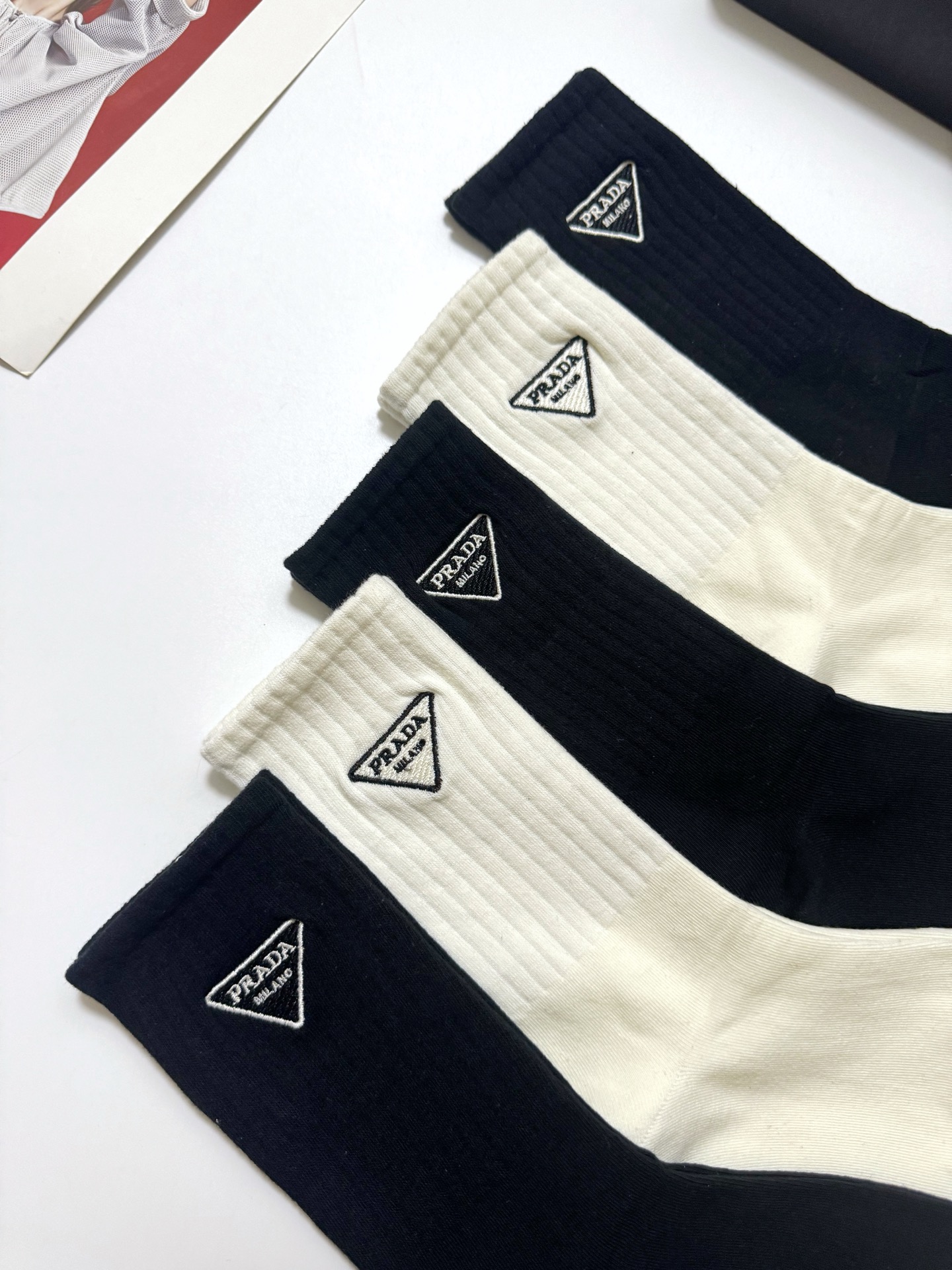 配包装 🌟【一盒5 双】  🌟Prada 普拉达  经典刺绣字母logo 纯棉中筒袜   ，ins超火爆小腿袜，纯棉面料