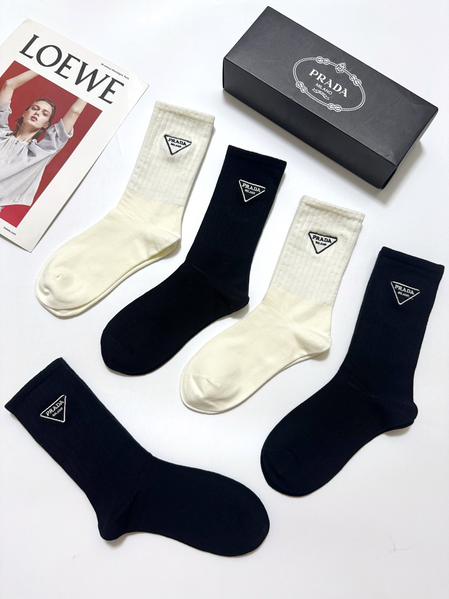配包装 🌟【一盒5 双】  🌟Prada 普拉达  经典刺绣字母logo 纯棉中筒袜   ，ins超火爆小腿袜，纯棉面料