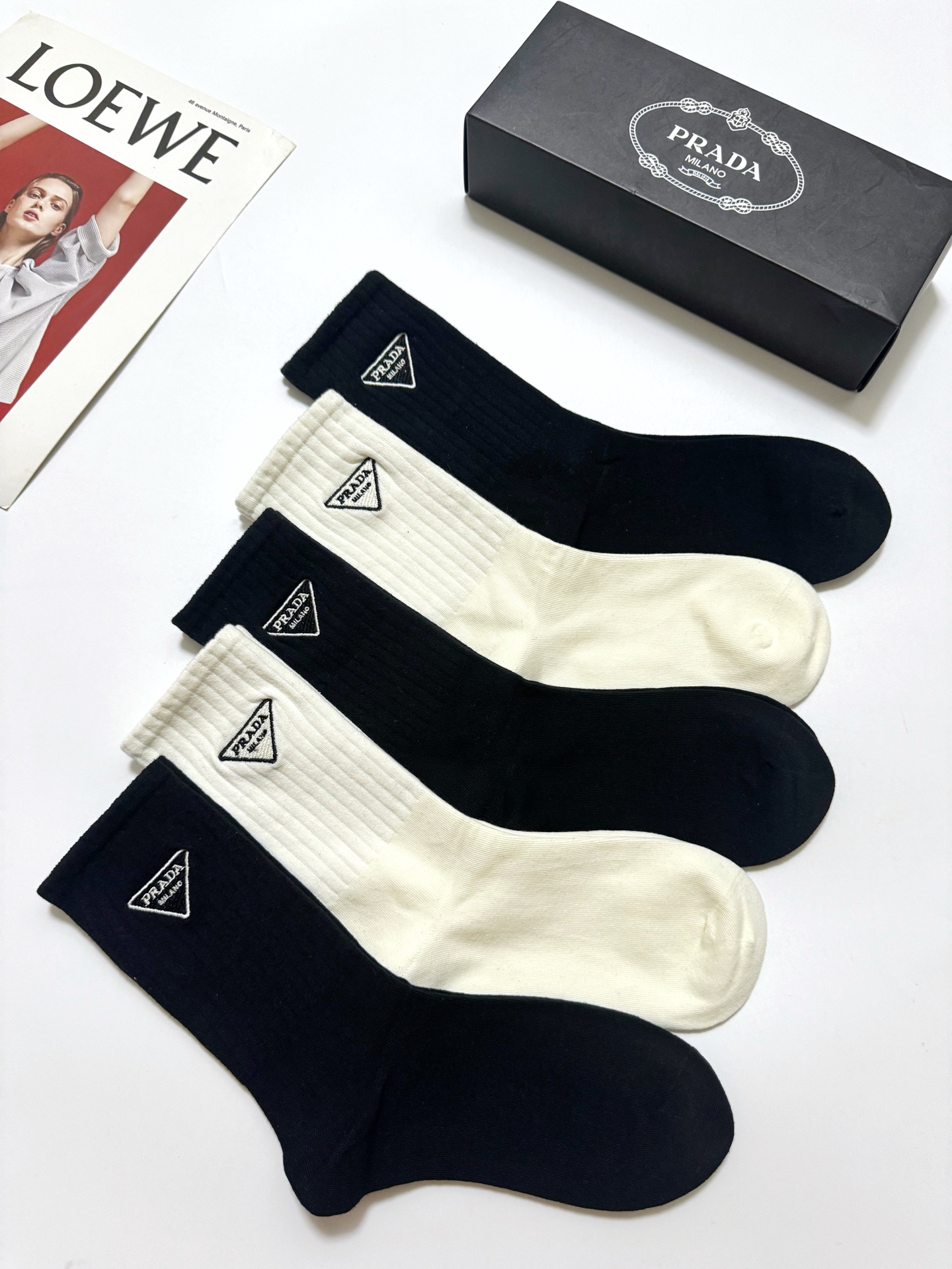 配包装 🌟【一盒5 双】  🌟Prada 普拉达  经典刺绣字母logo 纯棉中筒袜   ，ins超火爆小腿袜，纯棉面料