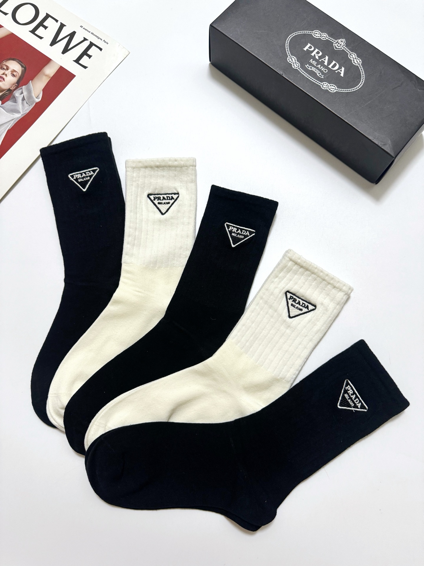 配包装 🌟【一盒5 双】  🌟Prada 普拉达  经典刺绣字母logo 纯棉中筒袜   ，ins超火爆小腿袜，纯棉面料