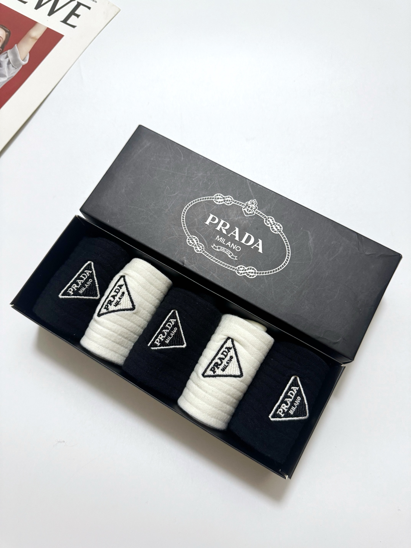 配包装 🌟【一盒5 双】  🌟Prada 普拉达  经典刺绣字母logo 纯棉中筒袜   ，ins超火爆小腿袜，纯棉面料