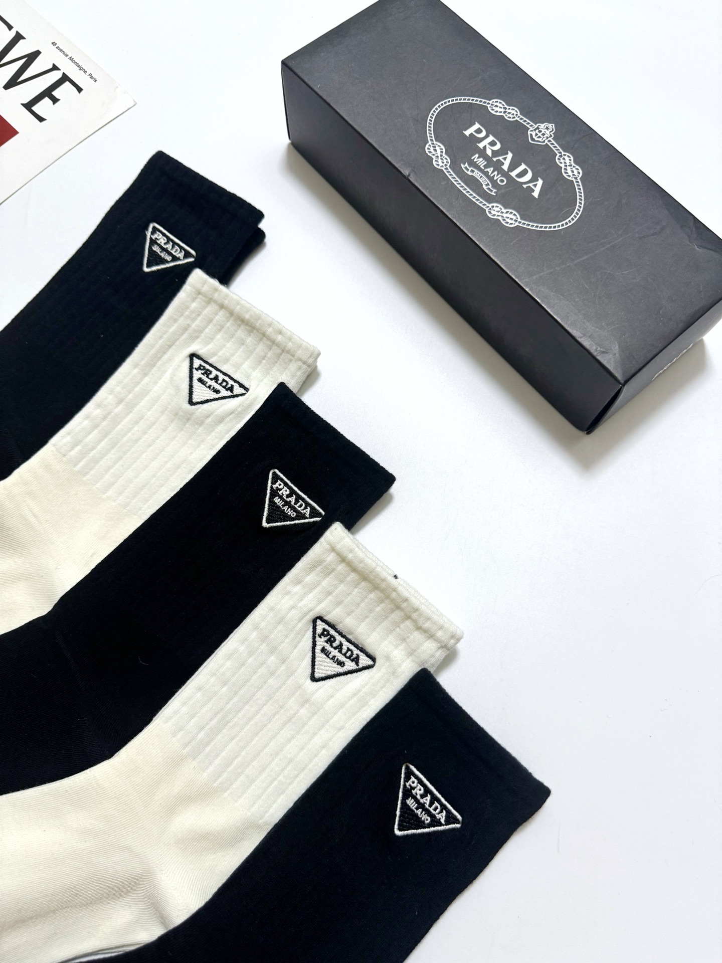配包装 🌟【一盒5 双】  🌟Prada 普拉达  经典刺绣字母logo 纯棉中筒袜   ，ins超火爆小腿袜，纯棉面料