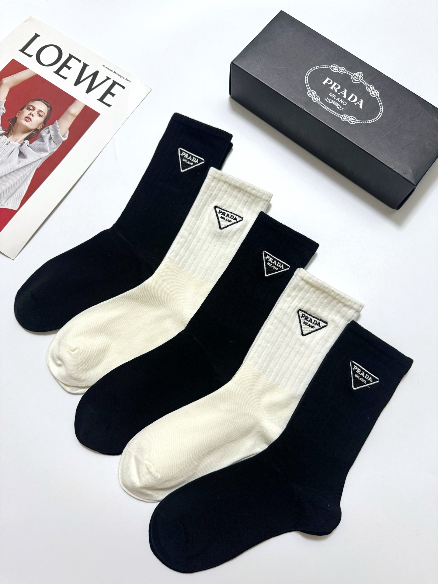 配包装 🌟【一盒5 双】  🌟Prada 普拉达  经典刺绣字母logo 纯棉中筒袜   ，ins超火爆小腿袜，纯棉面料