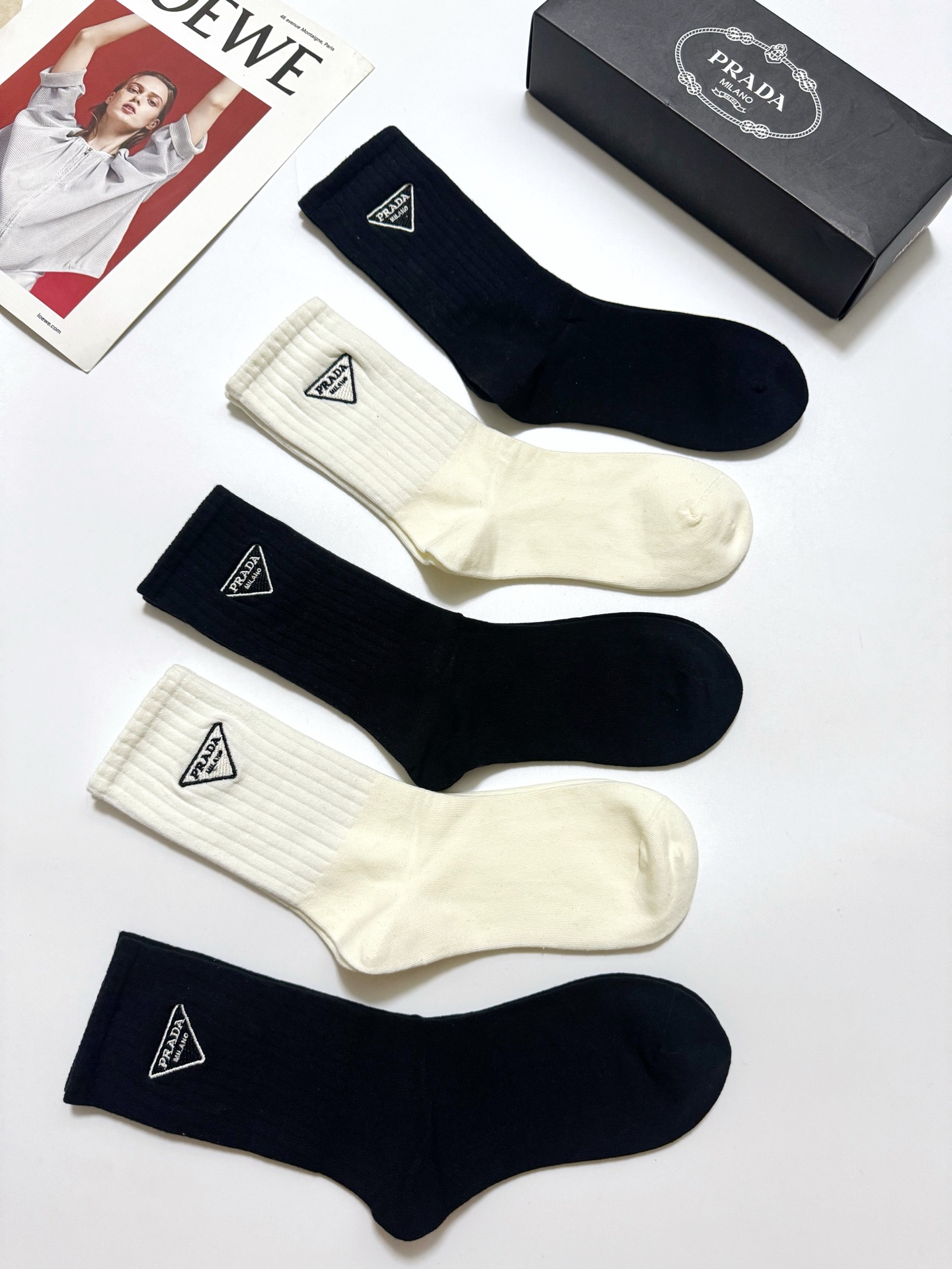 配包装 🌟【一盒5 双】  🌟Prada 普拉达  经典刺绣字母logo 纯棉中筒袜   ，ins超火爆小腿袜，纯棉面料