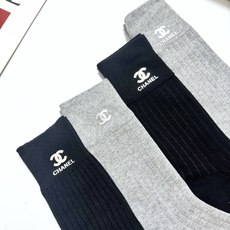 配包装 🌟【一盒4 双】 🌟Chanel 香奈儿 经典字母logo 纯棉中筒袜 ,ins超火爆短袜,纯棉面料,潮人 配包装 🌟【一盒4 双】 🌟Chanel 香奈儿 经典字母logo 纯棉中筒袜 ,ins超火爆短袜,纯棉面料,潮人