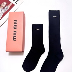 配包装 🌟【一盒2双】 🌟缪缪 miumiu 经典字母logo 纯棉高筒袜/中筒袜 ,ins超火爆小腿袜,纯棉面料 配包装 🌟【一盒2双】 🌟缪缪 miumiu 经典字母logo 纯棉高筒袜/中筒袜 ,ins超火爆小腿袜,纯棉面料