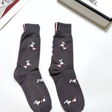 配包装 🌟【一盒2 双】 🌟Thom Browne 汤姆·布朗 经典腊肠犬logo 纯棉中筒袜 ,纯棉面料,潮人必备 配包装 🌟【一盒2 双】 🌟Thom Browne 汤姆·布朗 经典腊肠犬logo 纯棉中筒袜 ,纯棉面料,潮人必备