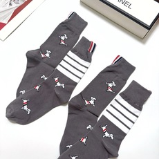配包装 🌟【一盒2 双】 🌟Thom Browne 汤姆·布朗 经典腊肠犬logo 纯棉中筒袜 ,纯棉面料,潮人必备 配包装 🌟【一盒2 双】 🌟Thom Browne 汤姆·布朗 经典腊肠犬logo 纯棉中筒袜 ,纯棉面料,潮人必备