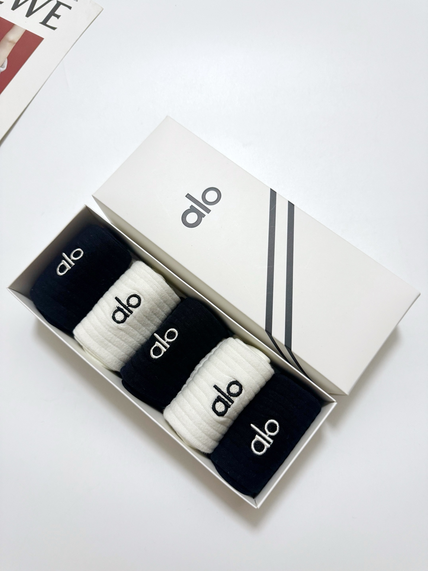 配包装 🌟【一盒5 双】 🌟alo 经典刺绣字母logo 纯棉中筒袜 ,ins超火爆小腿袜,纯棉面料,潮人必备 , 配包装 🌟【一盒5 双】 🌟alo 经典刺绣字母logo 纯棉中筒袜 ,ins超火爆小腿袜,纯棉面料,潮人必备 ,