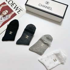 配包装 🌟【一盒4 双】 🌟Chanel 香奈儿 经典字母logo 纯棉中筒袜 ,ins超火爆小腿袜,纯棉面料,潮 配包装 🌟【一盒4 双】 🌟Chanel 香奈儿 经典字母logo 纯棉中筒袜 ,ins超火爆小腿袜,纯棉面料,潮