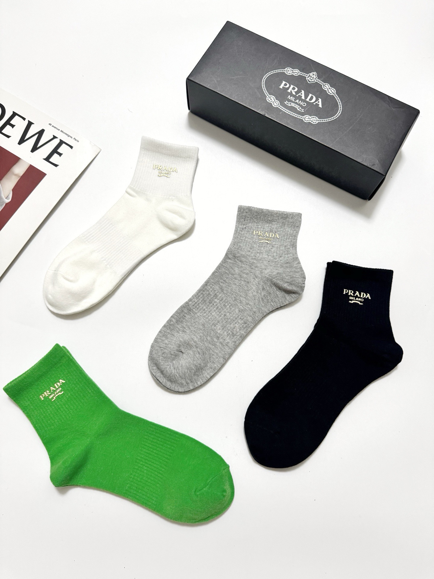 配包装 🌟【一盒4 双】 🌟Prada 普拉达 经典字母logo 透气纯棉中筒袜 ,重工配饰,ins超火爆红人同款,精 配包装 🌟【一盒4 双】 🌟Prada 普拉达 经典字母logo 透气纯棉中筒袜 ,重工配饰,ins超火爆红人同款,精
