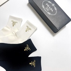 配包装 🌟【一盒4 双】 🌟Prada 普拉达 经典字母logo 透气纯棉中筒袜 ,重工配饰,ins超火爆红人同款,精 配包装 🌟【一盒4 双】 🌟Prada 普拉达 经典字母logo 透气纯棉中筒袜 ,重工配饰,ins超火爆红人同款,精