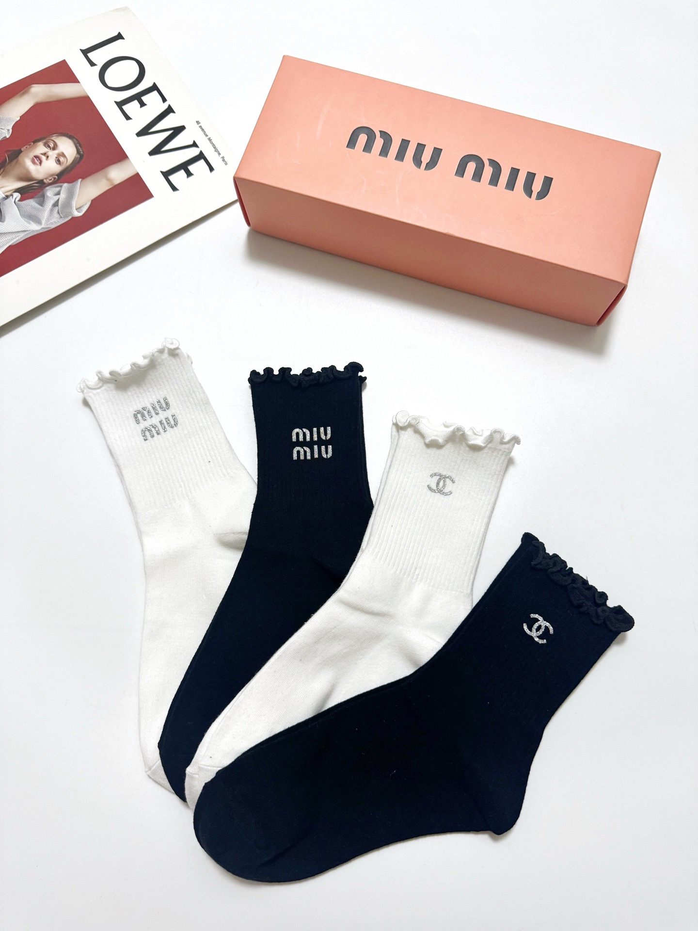 配包装 🌟【一盒4双】 🌟Chanel 香奈儿 /miumiu 缪缪 经典字母logo 木耳边纯棉中筒袜 经典纯色 🌟i 配包装 🌟【一盒4双】 🌟Chanel 香奈儿 /miumiu 缪缪 经典字母logo 木耳边纯棉中筒袜 经典纯色 🌟i