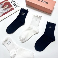 配包装 🌟【一盒4双】 🌟Chanel 香奈儿 /miumiu 缪缪 经典字母logo 木耳边纯棉中筒袜 经典纯色 🌟i 配包装 🌟【一盒4双】 🌟Chanel 香奈儿 /miumiu 缪缪 经典字母logo 木耳边纯棉中筒袜 经典纯色 🌟i