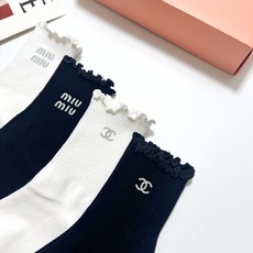 配包装 🌟【一盒4双】 🌟Chanel 香奈儿 /miumiu 缪缪 经典字母logo 木耳边纯棉中筒袜 经典纯色 🌟i 配包装 🌟【一盒4双】 🌟Chanel 香奈儿 /miumiu 缪缪 经典字母logo 木耳边纯棉中筒袜 经典纯色 🌟i