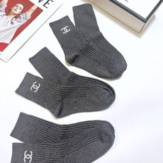 配包装 🌟【一盒3 双】 🌟Chanel 香奈儿 经典字母logo 中筒袜,纯棉竖纹堆堆袜 🌟ins爆款!专柜在售in 配包装 🌟【一盒3 双】 🌟Chanel 香奈儿 经典字母logo 中筒袜,纯棉竖纹堆堆袜 🌟ins爆款!专柜在售in