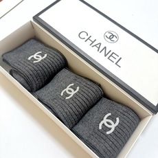 配包装 🌟【一盒3 双】 🌟Chanel 香奈儿 经典字母logo 中筒袜,纯棉竖纹堆堆袜 🌟ins爆款!专柜在售in 配包装 🌟【一盒3 双】 🌟Chanel 香奈儿 经典字母logo 中筒袜,纯棉竖纹堆堆袜 🌟ins爆款!专柜在售in