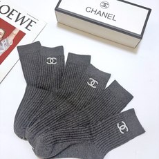 配包装 🌟【一盒3 双】 🌟Chanel 香奈儿 经典字母logo 中筒袜,纯棉竖纹堆堆袜 🌟ins爆款!专柜在售in 配包装 🌟【一盒3 双】 🌟Chanel 香奈儿 经典字母logo 中筒袜,纯棉竖纹堆堆袜 🌟ins爆款!专柜在售in