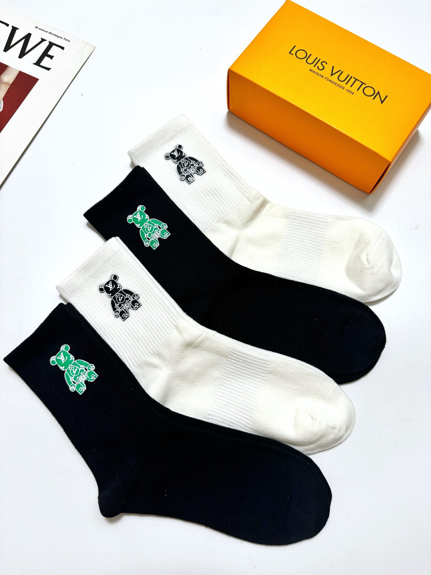 配包装 🌟【一盒4双】 🌟LV 路易威登 经典字母logo中筒纯棉袜 小腿袜  🌟ins爆款！专柜在售ing 🌟好看到爆
