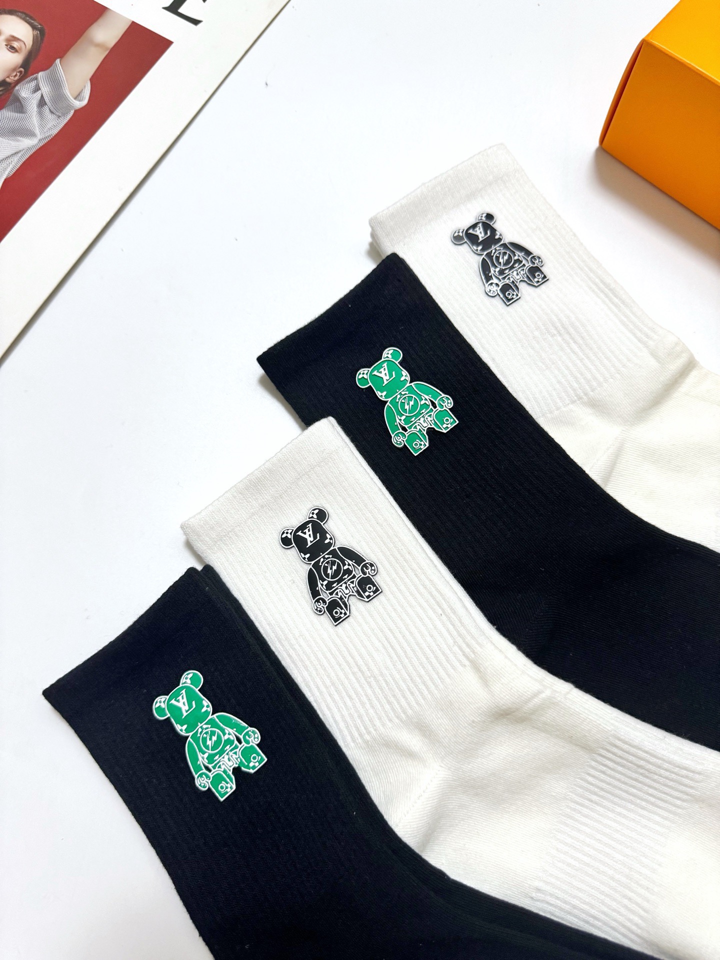 配包装 🌟【一盒4双】 🌟LV 路易威登 经典字母logo中筒纯棉袜 小腿袜  🌟ins爆款！专柜在售ing 🌟好看到爆