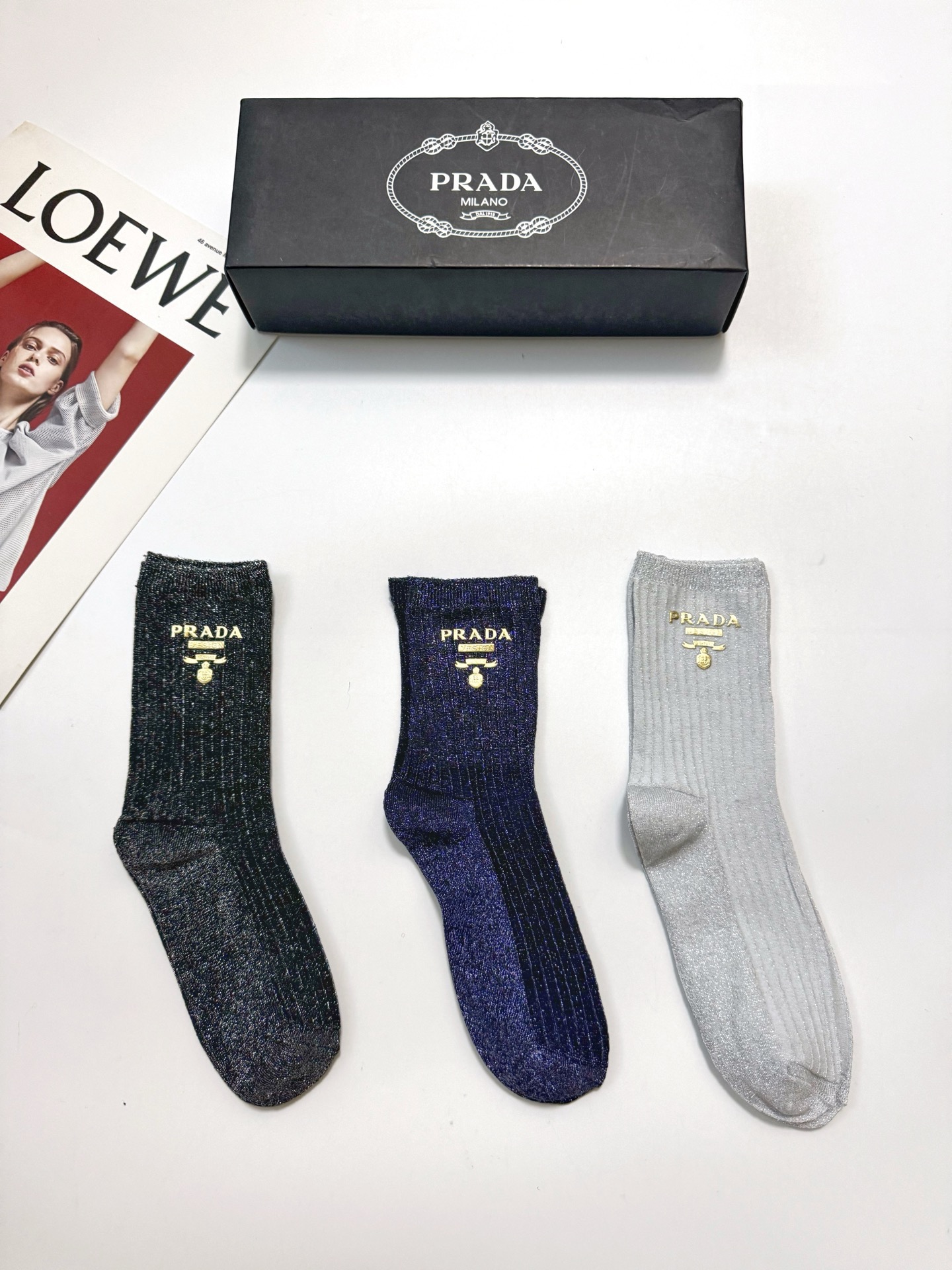 配包装 🌟【一盒3双】 🌟Prada 普拉达 金银丝中筒袜 🔥混纺金银丝材质，超完美结合，款式经典，专柜同步发售，潮人必