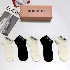配包装 🌟【一盒5 双】 🌟miumiu 缪缪 经典字母 logo 夏季薄款 空调袜 短袜 🌟ins爆款!专柜在售in 配包装 🌟【一盒5 双】 🌟miumiu 缪缪 经典字母 logo 夏季薄款 空调袜 短袜 🌟ins爆款!专柜在售in