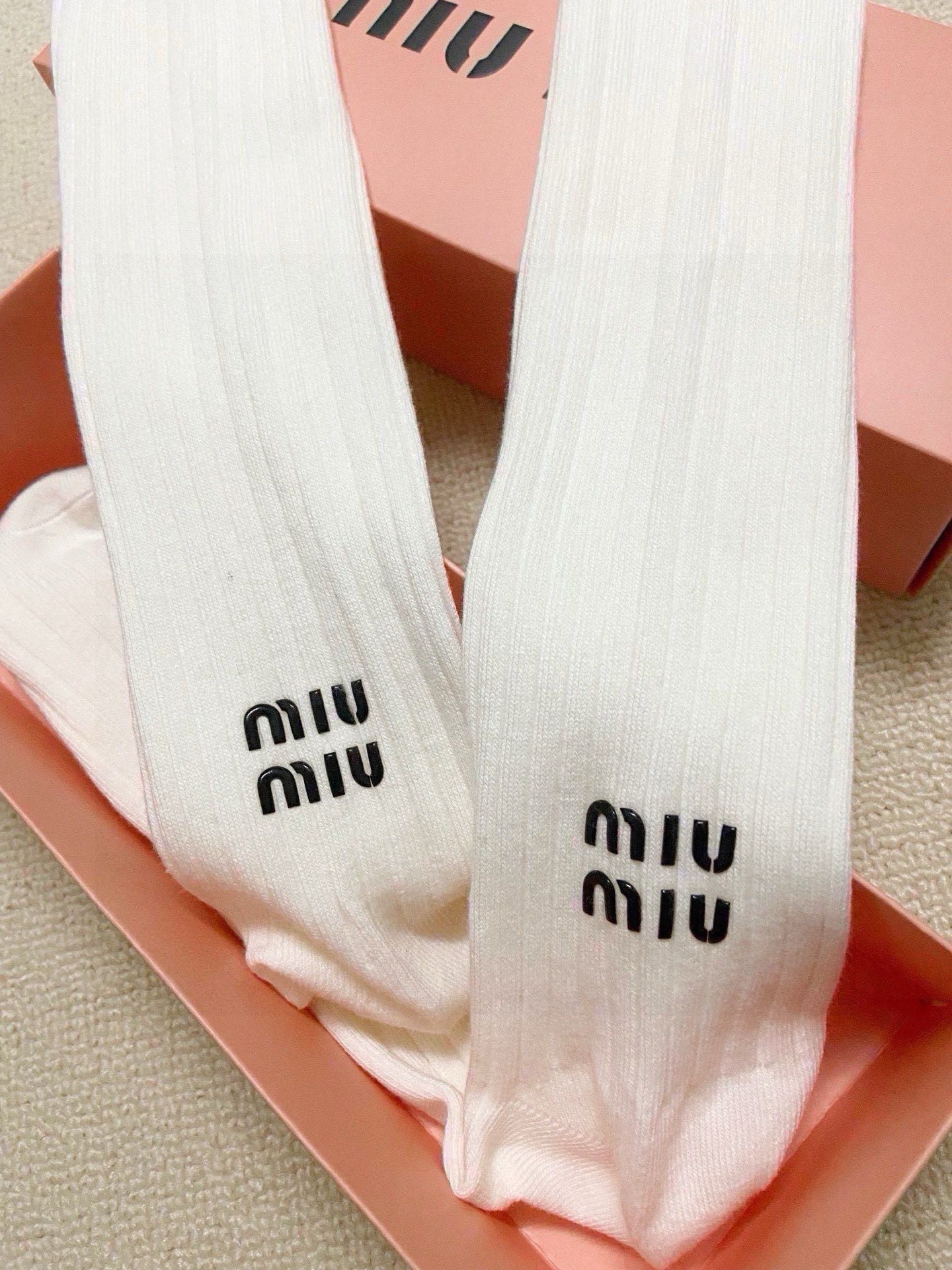配包装 🌟【一盒一 双】 🌟缪缪 miumiu 经典字母logo纯棉袜 小腿堆堆袜,ins超火爆红人同款,精美 面料, 配包装 🌟【一盒一 双】 🌟缪缪 miumiu 经典字母logo纯棉袜 小腿堆堆袜,ins超火爆红人同款,精美 面料,