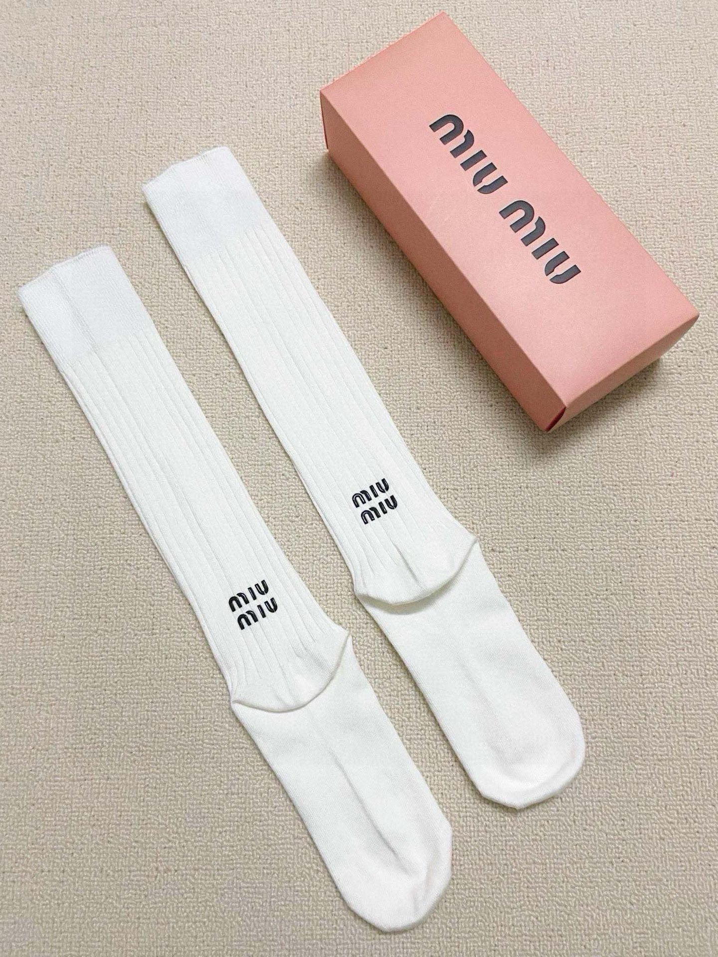 配包装 🌟【一盒一 双】 🌟缪缪 miumiu 经典字母logo纯棉袜 小腿堆堆袜,ins超火爆红人同款,精美 面料, 配包装 🌟【一盒一 双】 🌟缪缪 miumiu 经典字母logo纯棉袜 小腿堆堆袜,ins超火爆红人同款,精美 面料,