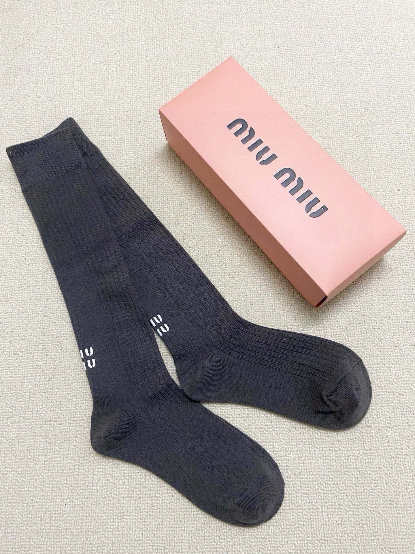 配包装 🌟【一盒一 双】  🌟缪缪 miumiu 经典字母logo纯棉袜 小腿堆堆袜，ins超火爆红人同款，精美 面料，
