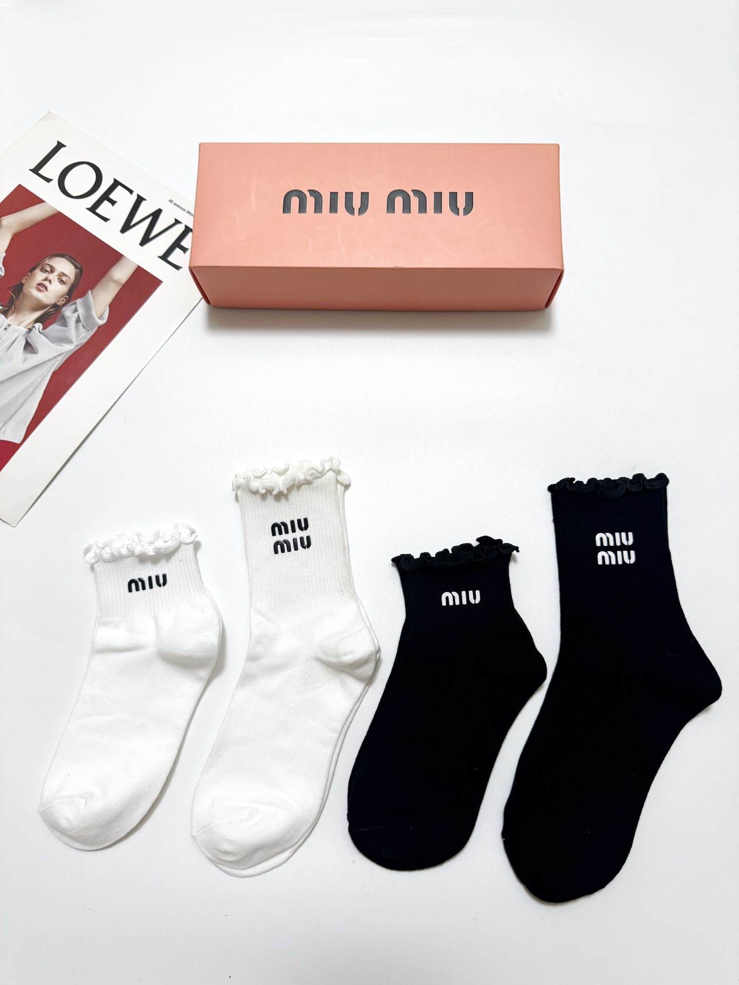 配包装 🌟【一盒4双】 🌟缪缪 miumiu 经典纯色 字母logo 纯棉中筒袜 短筒袜  🌟ins爆款！专柜在售ing