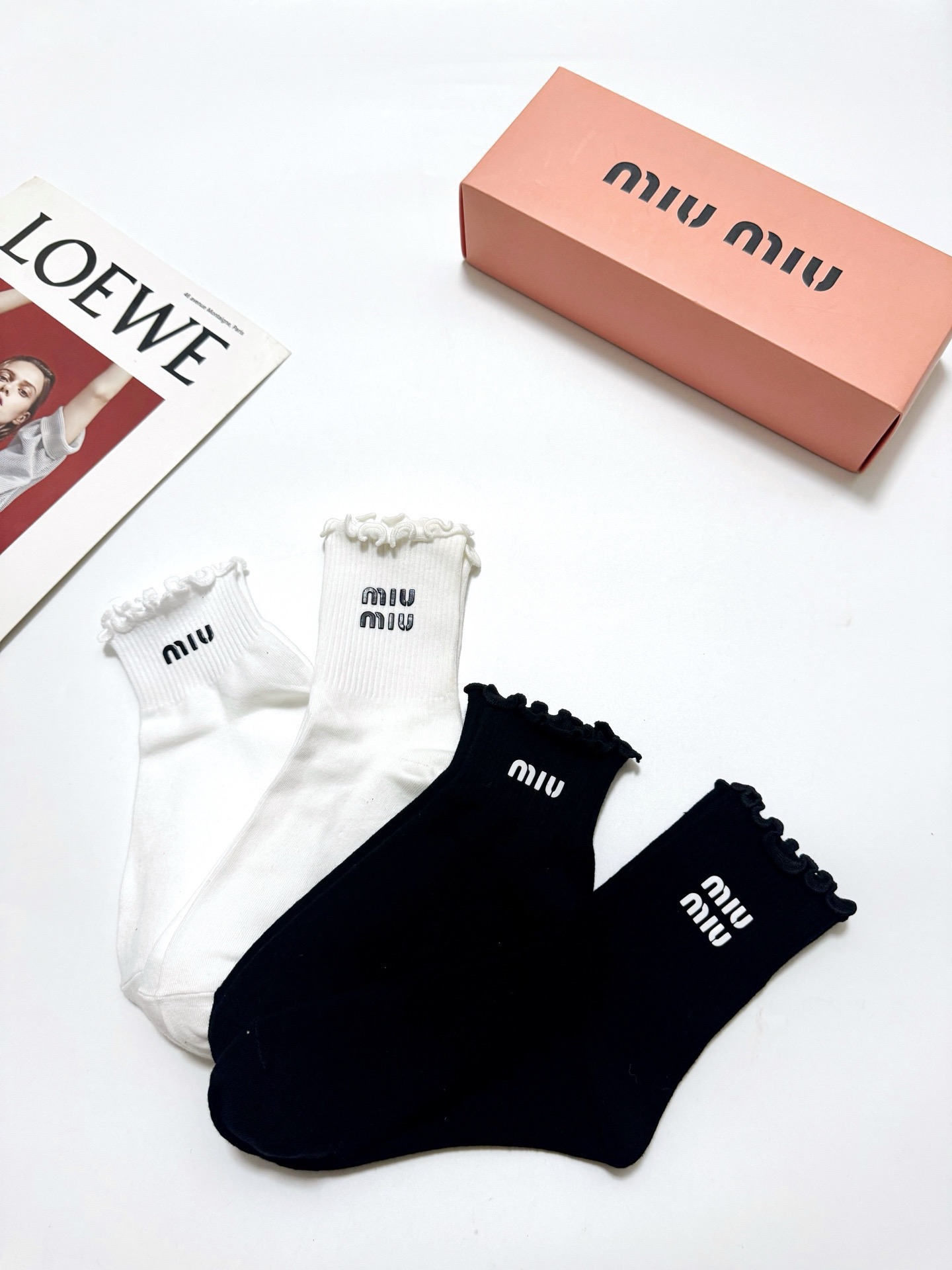 配包装 🌟【一盒4双】 🌟缪缪 miumiu 经典纯色 字母logo 纯棉中筒袜 短筒袜  🌟ins爆款！专柜在售ing