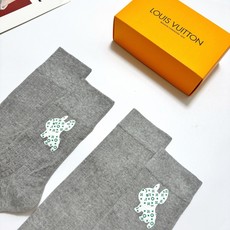 配包装 🌟【一盒2双】 🌟LV 路易威登 经典竖纹字母logo 纯棉中筒袜 经典纯色 🌟ins爆款!专柜在售ing 🌟原 配包装 🌟【一盒2双】 🌟LV 路易威登 经典竖纹字母logo 纯棉中筒袜 经典纯色 🌟ins爆款!专柜在售ing 🌟原