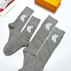 配包装 🌟【一盒2双】 🌟LV 路易威登 经典竖纹字母logo 纯棉中筒袜 经典纯色 🌟ins爆款!专柜在售ing 🌟原 配包装 🌟【一盒2双】 🌟LV 路易威登 经典竖纹字母logo 纯棉中筒袜 经典纯色 🌟ins爆款!专柜在售ing 🌟原
