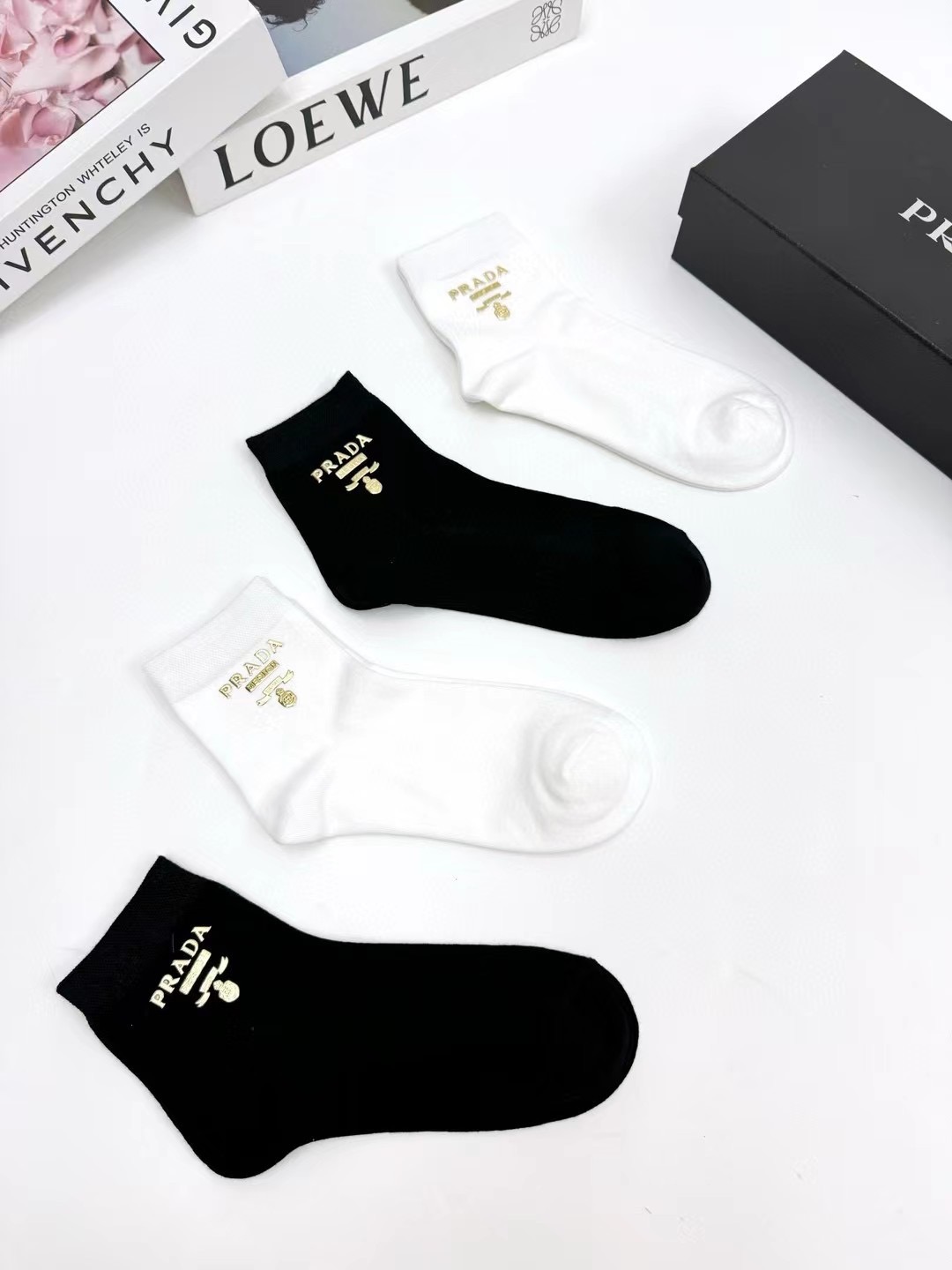 配包装 🌟【一盒4 双】  🌟Prada 普拉达 欧美大牌 经典字母logo 纯棉中筒袜   ，ins超火爆款式  ，超